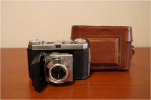  Memo：コダック・パテ（フランス）社より販売され、フランス製レンズANGENIEUXが 組み込まれ、シャッターはアトム・アトス２型Kodak製を採用していた。